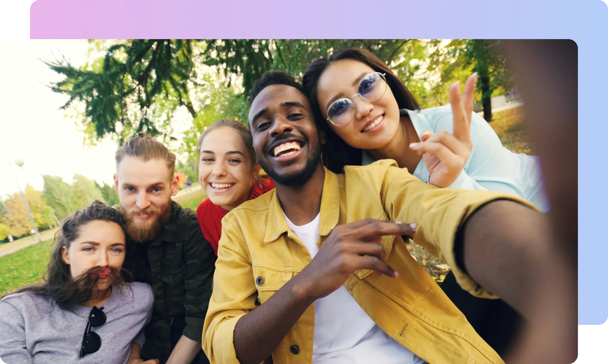 Interfaz multilingüe de Griddo mostrando traducción automática con IA entre versiones de idiomas