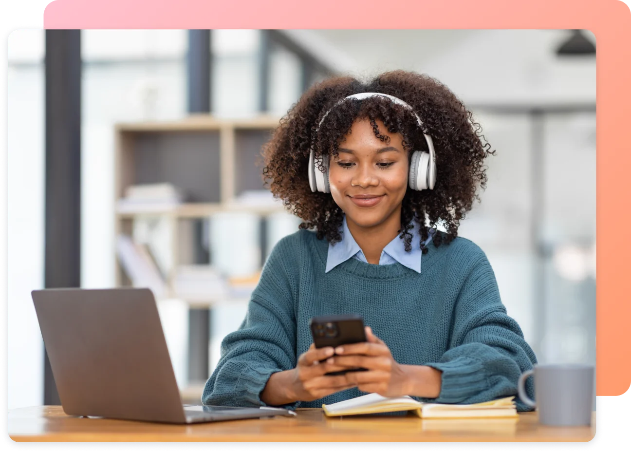 Estudiante realizando una búsqueda con un LLM en su teléfono